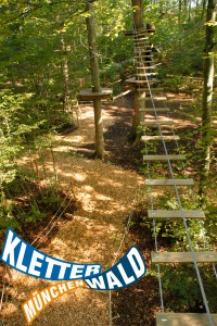 Zum ende des zweiten Parcours im Kletterwald kommt die Eisenbahnbrücke.