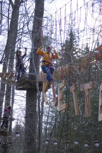 Anna ín Aktion im Kletterwald München