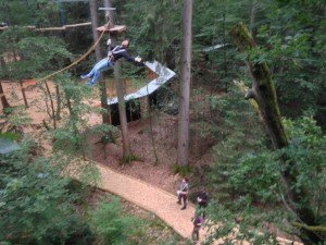 Kletterwald-Muenchen-Daniel-haengt-am-Fahrradlenker