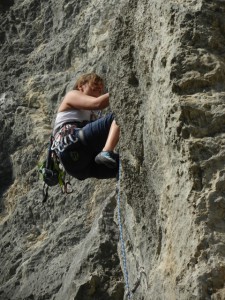 Kletterwald-München-Teammitglied-Kathi-klettert-am-Fels